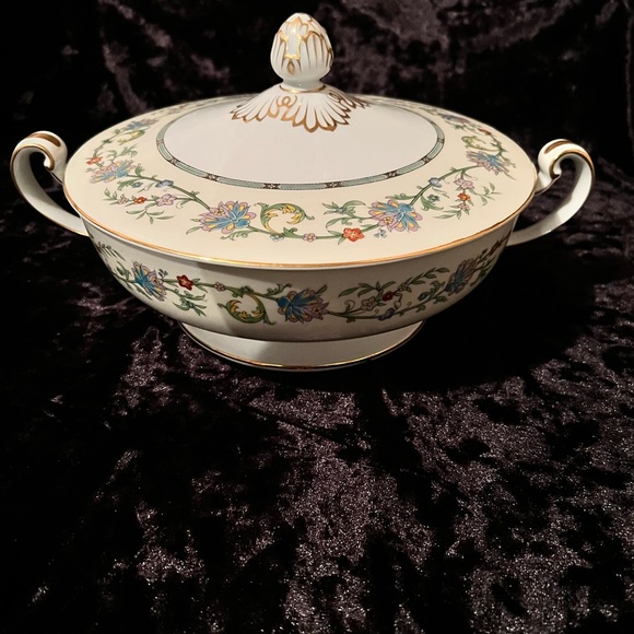 Norwich China Server w/Lid - Picture 2 of 7